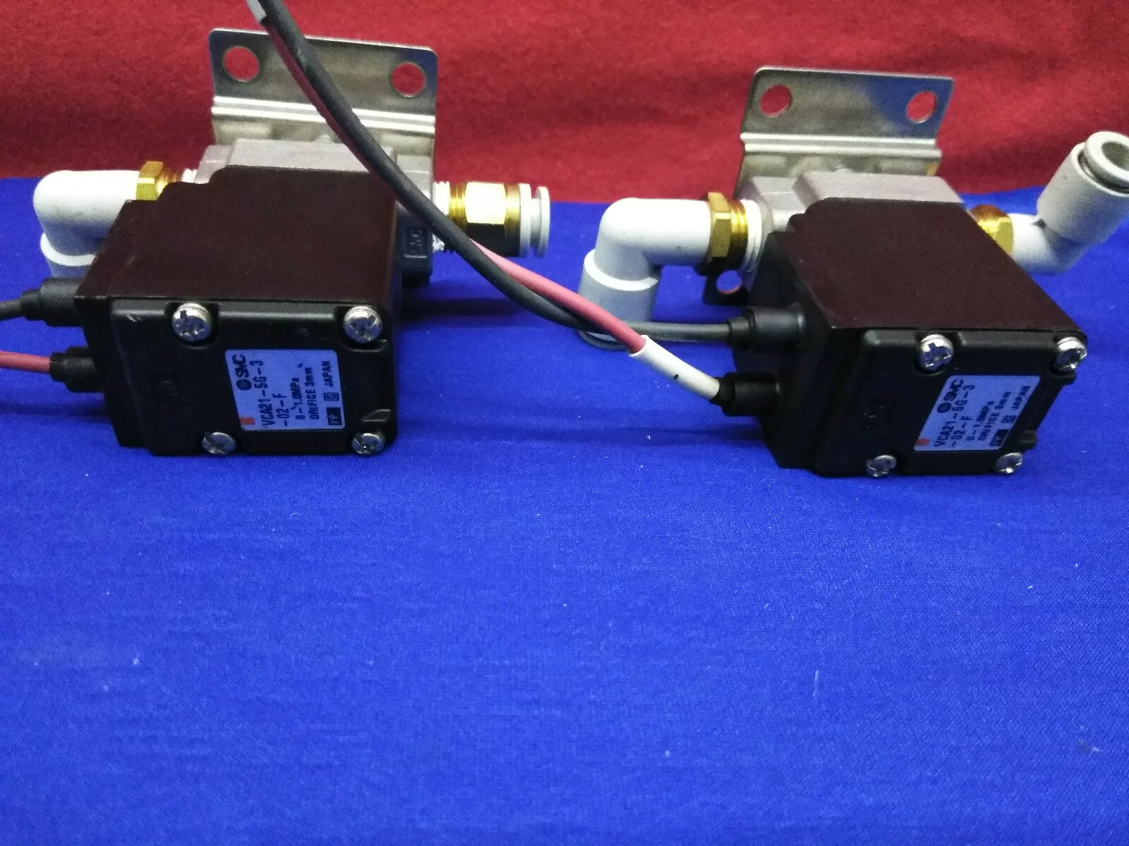 1 LOT OF QTY 2 – SMC VCA21-5G-3-02-F SOLENOID VALVES 24VDC