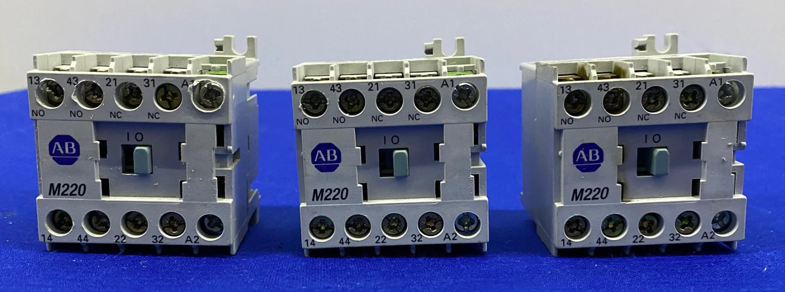 Allen Bradley AB M220 700DC-M220* SER A CONTACTOR – 1 LOT QTY 3