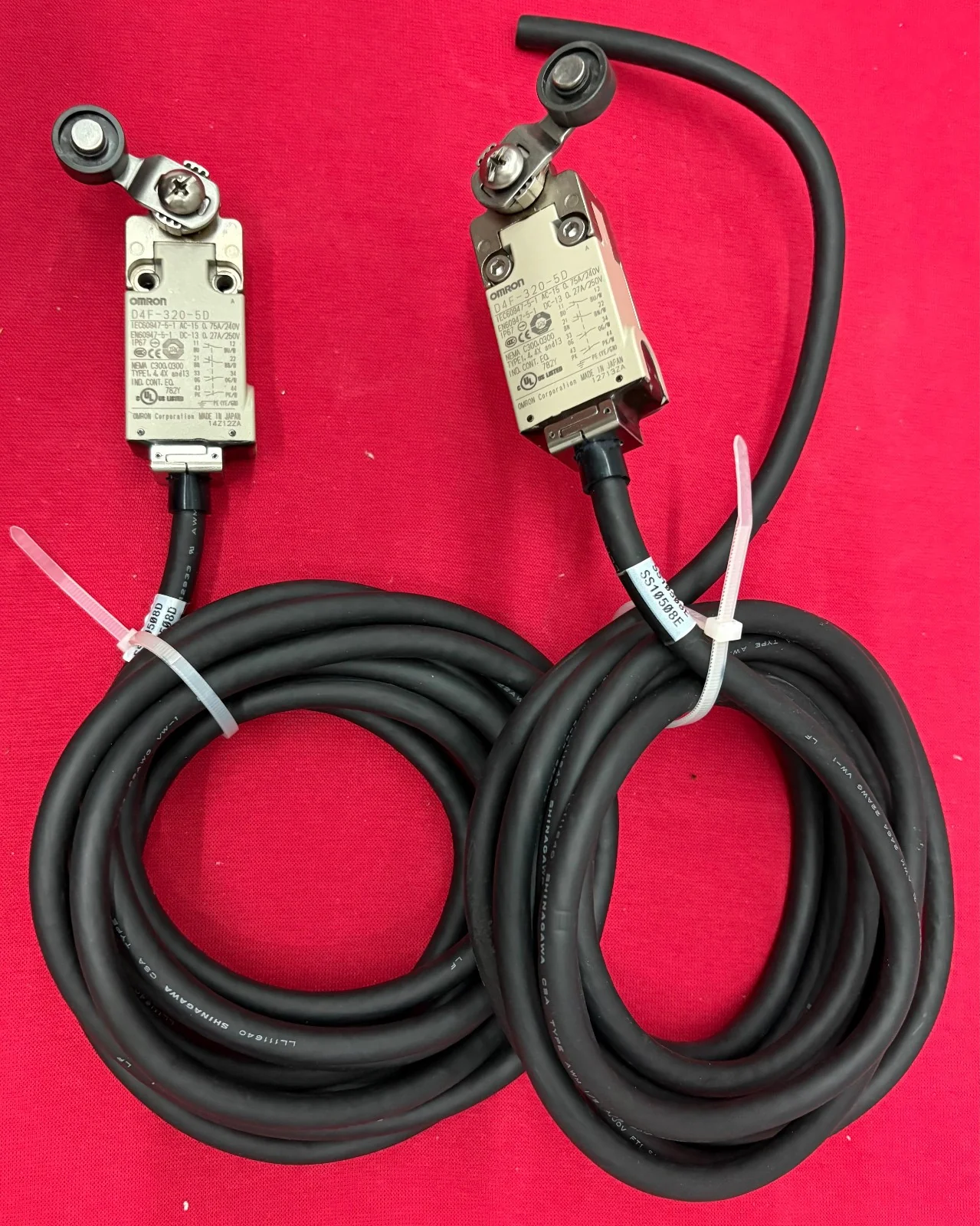 OMRON SAFETY LIMIT SWITCH D4F-320-5D ROLLER LEVER ACTUATOR – 1 LOT QTY 2