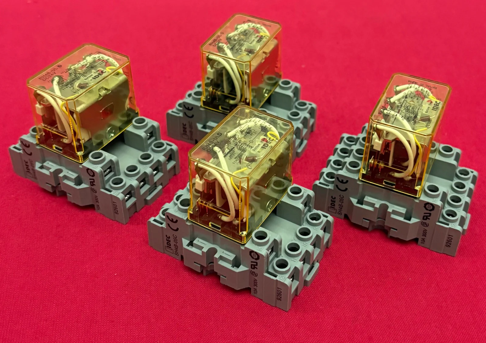 IDEC RELAY RH4B-UL D DC24V  w/ BASE SH4B-05C 300V 10A – 1 LOT QTY 4