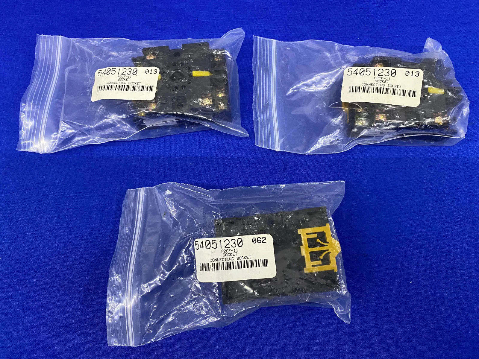 OMRON 2CF-11 / 54051230 SOCKET CONNECTING SOCKET –  1 LOT QTY 3