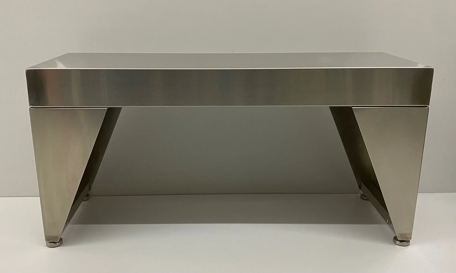 Gowning MMBT STAINLESS STEEL CLEANROOM BENCH 36″ X 18″ X 17.75″ ADJUSTABLE FEET
