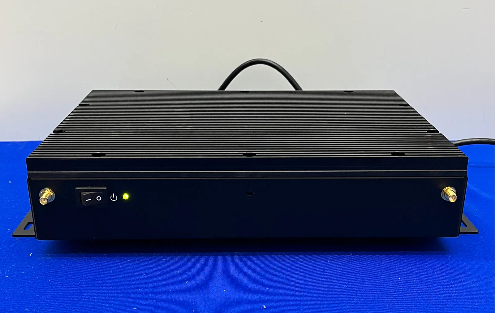 TEGUAR TMB-3010 MEDICAL PC BOX PN 911G090WPC7651 INCLUDES SINPRO POWER ADAPTER