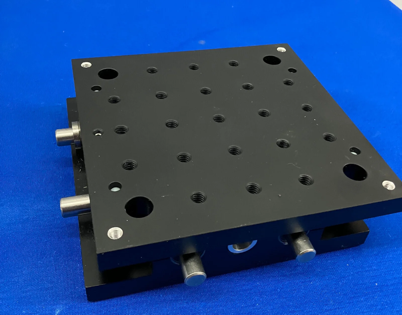 NEWPORT MODEL 401 XY LINEAR STAGE 13MM TRAVEL 1/4 -20 THREAD 5.5”X5.5”X1.72”