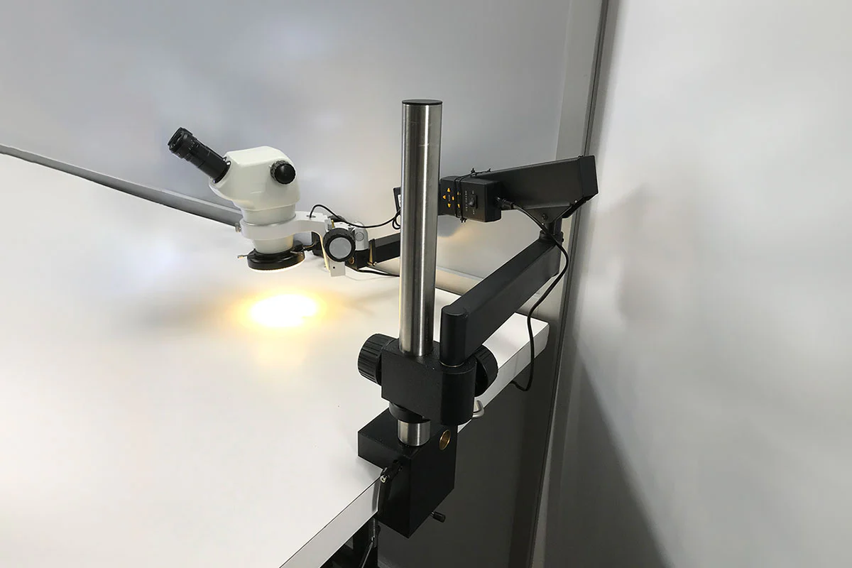 Articulating Arm Microscope Unit 4 | 50X – 200X | 10X eye | 1X Lens